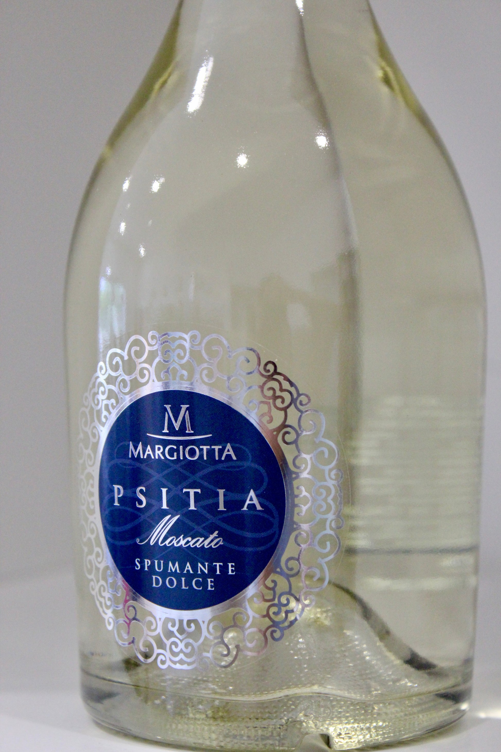 Bottiglia di spumante moscato dolce metodo charmat in primo piano