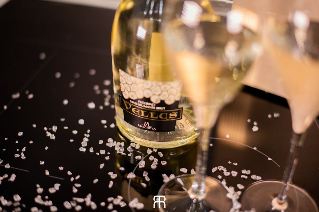 bottiglia di spumante pecorino brut metodo charmat durante una festa