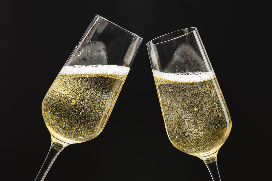Due calici di spumante moscato dolce durante un brindisi