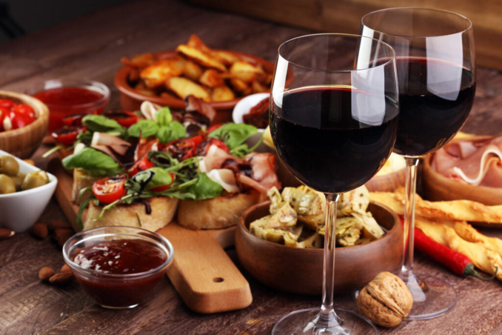 Abbinamento del Montepulciano d'Abruzzo con il cibo su una tavola