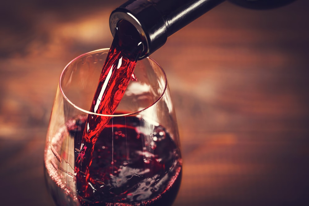 Montepulciano d'Abruzzo versato in un calice