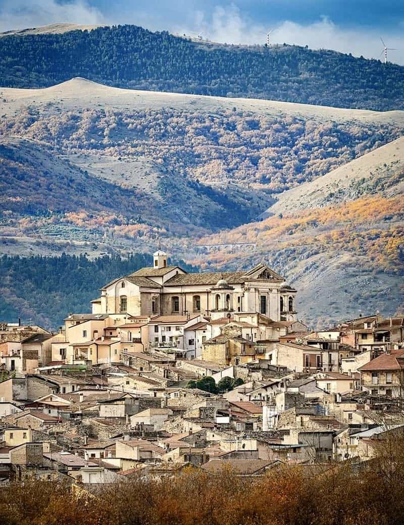 Vista del paese in cui avviene la degustazione di vini di Cantina Margiotta