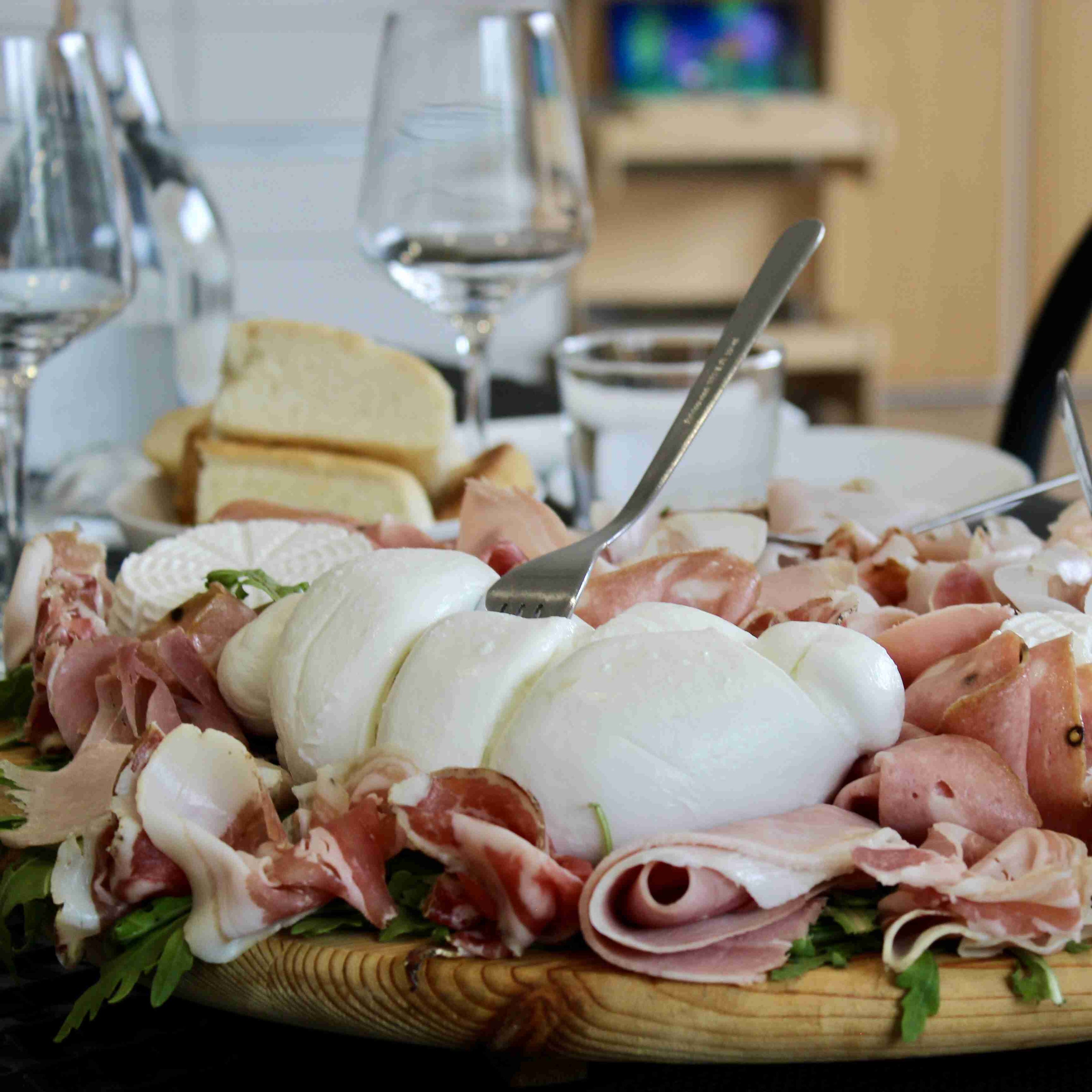 Tagliere di salumi e formaggi locali accompagnati dalla degustazione di vini Abruzzo presso Cantina Margiotta.