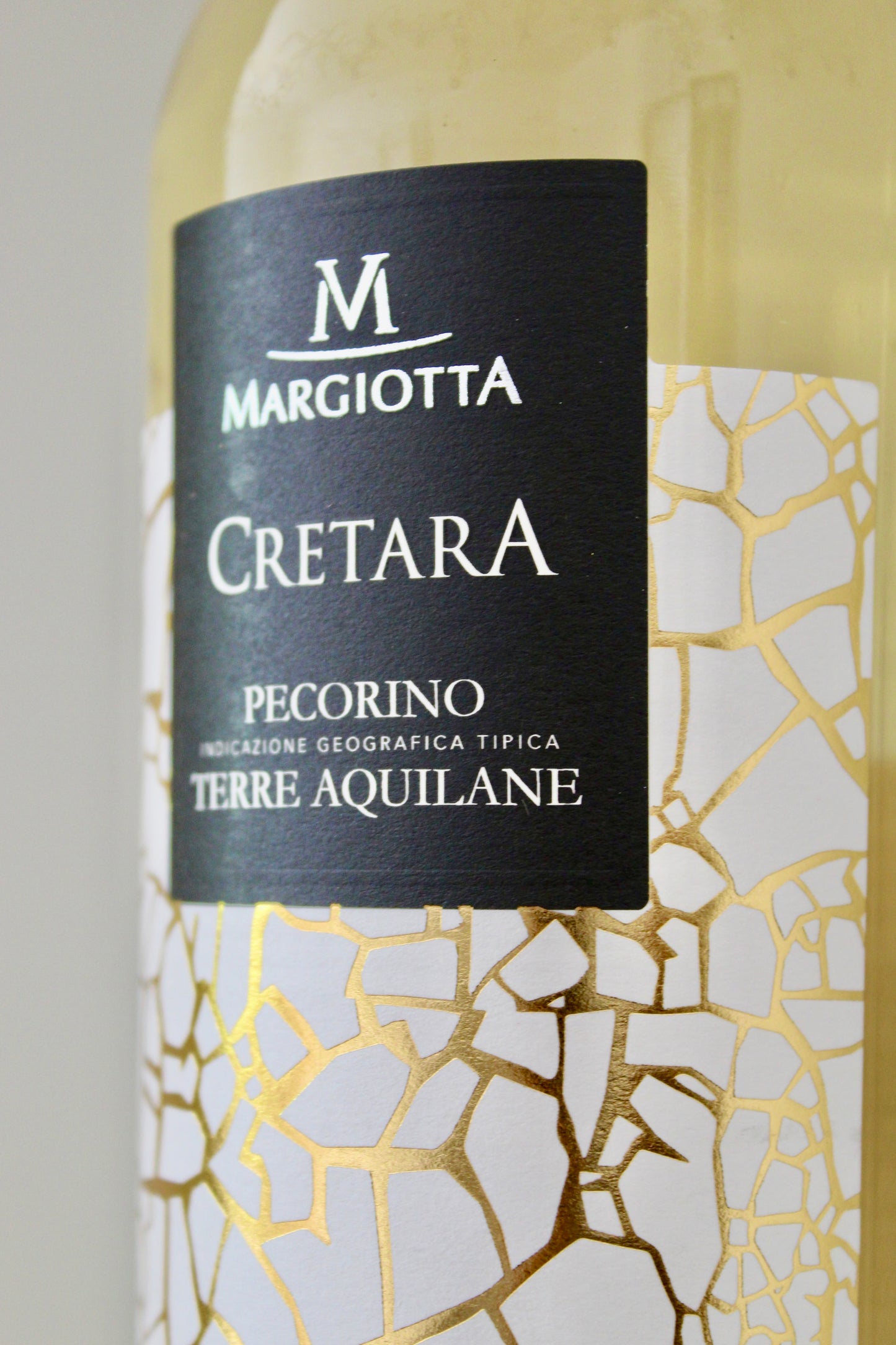 dettaglio di una bottiglia di vino pecorino abruzzese di Cantina Margiotta